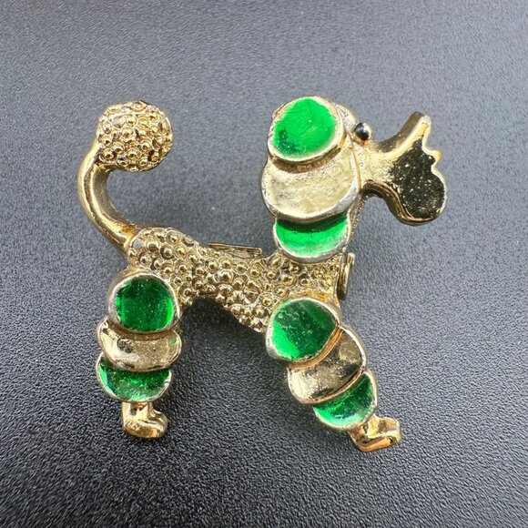 Vintage GERRYS Gold Tone Poodle Brooch With Green Enameled Details Mid-Century P - Picture 1 of 4